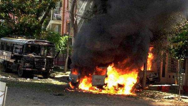 కారు పేలుడు, కుక్కర్ బాంబు ఎఫెక్ట్ తో ?