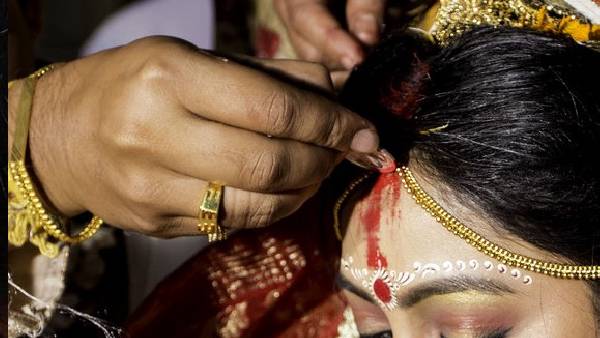 బొట్టు ఏ వేలితో పెట్టుకోవాలి .. ఎలా పెట్టాలంటే