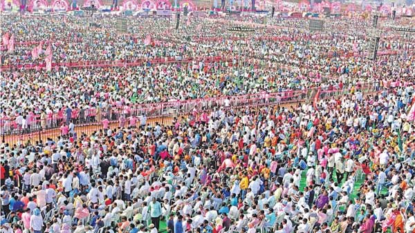 అక్కడ ఐదు లక్షల మందితో సభ.. గణతంత్ర వేడుకలకే కరోనా సాకు.. కేంద్రానికి నివేదిక అక్కడ ఐదు లక్షల మందితో సభ.. గణతంత్ర వేడుకలకే కరోనా సాకు.. కేంద్రానికి నివేదిక