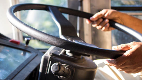 ప్రయాణీకులను కాపాడిన బస్సు డ్రైవర్