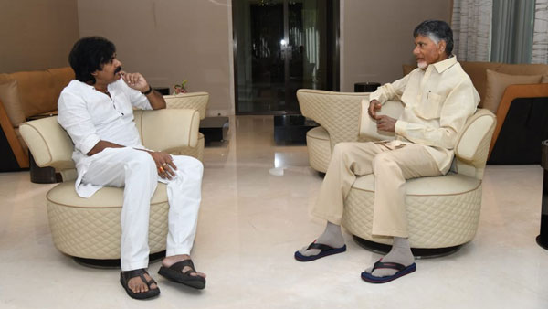 TDP Chief Chandra Babu Reacts on Pawan Kalyan comments on Alliance at Naravaripalle