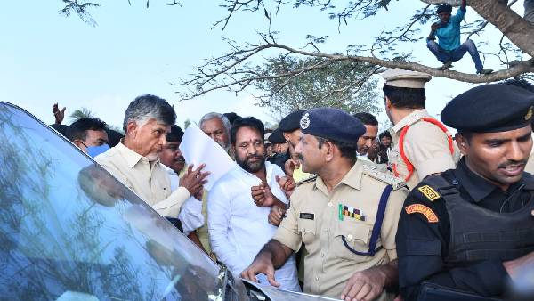 ప్రభుత్వం వర్సస్ చంద్రబాబు - ఎత్తులు పై ఎత్తులు