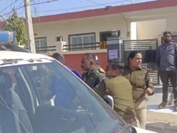 తండ్రి బ్యాంక్ లో ఉద్యోగి.... గన్ కు లైసెన్స్ ఉంది