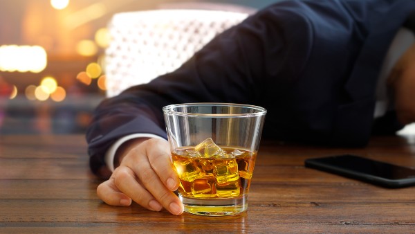 మద్యం మత్తులో మహిళపై మూత్రం పోశాడు