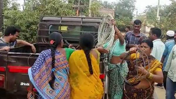 విద్యుత్ అధికారులు కట్ చేసిన తీగలను లాక్కున్న తండా వాసులు .. అధికారులు షాక్