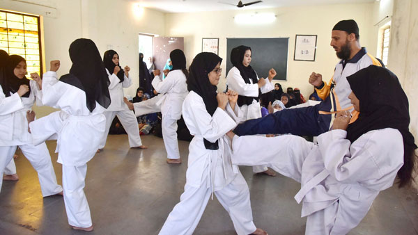 స్నేహపూర్వక వాతావరణం