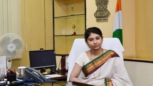 గుమ్మం వద్ద ఉన్నానంటూ స్మితాకు డిప్యూటీ తహసీల్దార్ ట్వీట్