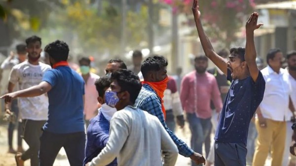  సమీర్ ఇంటిని ముట్టడించిన హిందూ సంఘాలు