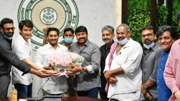 ముఖ్యమంత్రిని కలిసిన సినీ పెద్దలు ముఖ్యమంత్రిని కలిసిన సినీ పెద్దలు