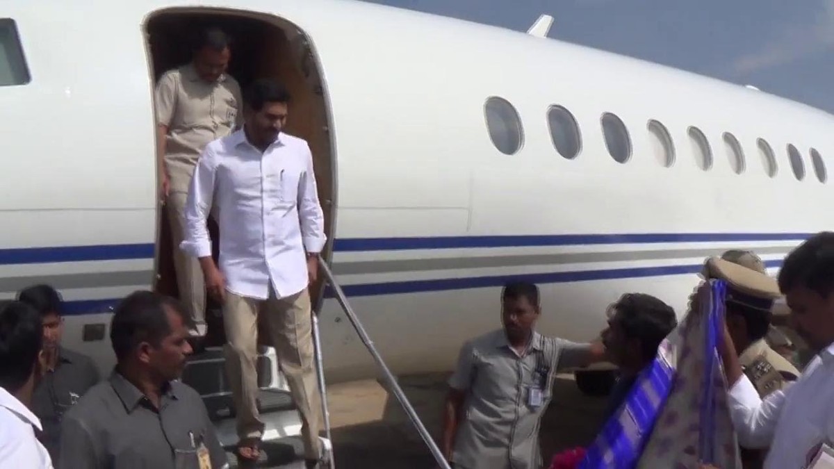 ys jagans special flight emergency landing in gannavaram airport with technical glitch ys jagans special flight emergency landing in gannavaram airport with technical glitch