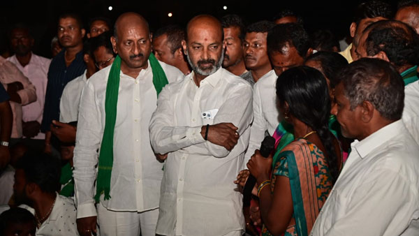 బండి సంజయ్ కామారెడ్డి వెళ్ళటంతో ఉద్రిక్తత