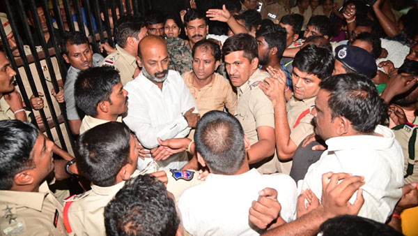 బండి సంజయ్ తో పాటు బీజేపీ నేతలపై నాన్ బెయిలబుల్ కేసులు