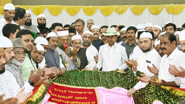 telangana CM KCR presented chadar to Ajmer Dargah