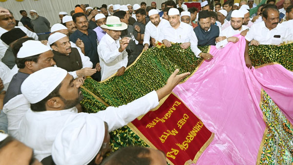 telangana CM KCR presented chadar to Ajmer Dargah