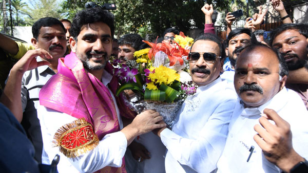 గద్దె దింపుదాం.. గద్దె దింపుదాం..