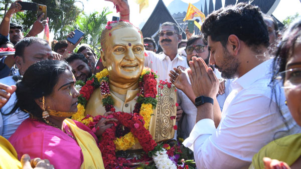 ఒక్క ఛాన్స్ అంటూ.. ఒక్క ఛాన్స్ అంటూ..