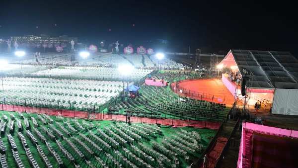 గులాబీమయంగా మారిన ఖమ్మం ..