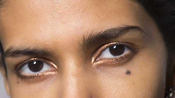 ఎడమ బుగ్గపై