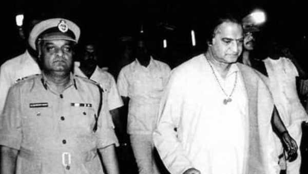 ప్రజల సమక్షంలో ముఖ్యమంత్రిగా ప్రమాణ స్వీకారం