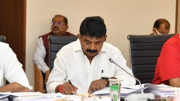 కొడుకు మీద నమ్మకం లేదు.. కొడుకు మీద నమ్మకం లేదు..