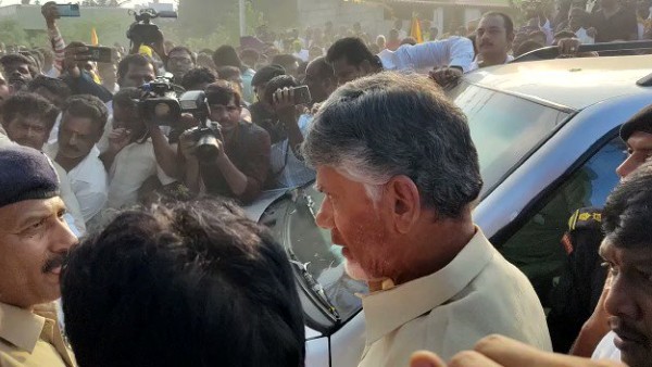 చంద్రబాబును అడ్డుకున్న పోలీసులు