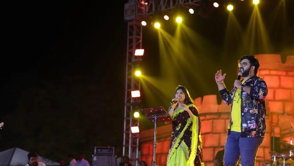 Tollywood Singer Mangli car was attacked by the local youth at Ballari in Karnataka Tollywood Singer Mangli car was attacked by the local youth at Ballari in Karnataka