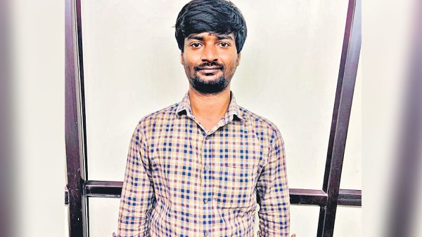 క్యాన్సర్ పేషెంట్ల జీవితంలో ఆవేదన తగ్గిస్తున్న హెయిర్ స్టైలిస్ట్ క్యాన్సర్ పేషెంట్ల జీవితంలో ఆవేదన తగ్గిస్తున్న హెయిర్ స్టైలిస్ట్