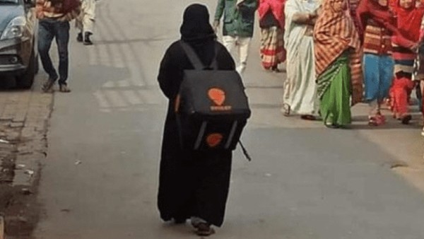 బుర్ఖా ధరించి స్విగ్గీ బ్యాగ్ తో ముస్లిం మహిళ ఫోటో.. సోషల్ మీడియాలో వైరల్ బుర్ఖా ధరించి స్విగ్గీ బ్యాగ్ తో ముస్లిం మహిళ ఫోటో.. సోషల్ మీడియాలో వైరల్