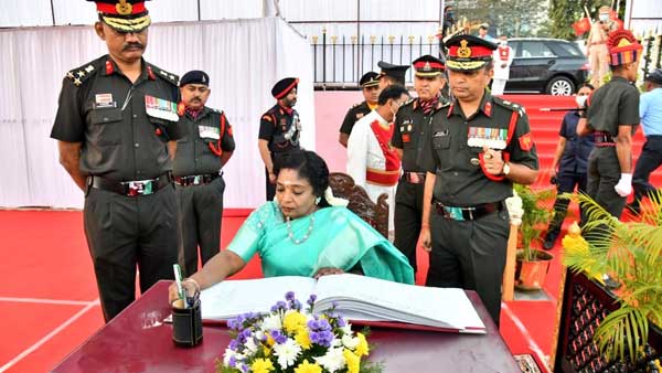 గణతంత్ర దినోత్సవ వేడుకల్లో పాల్గొన్న సీఎస్, డీజీపీ