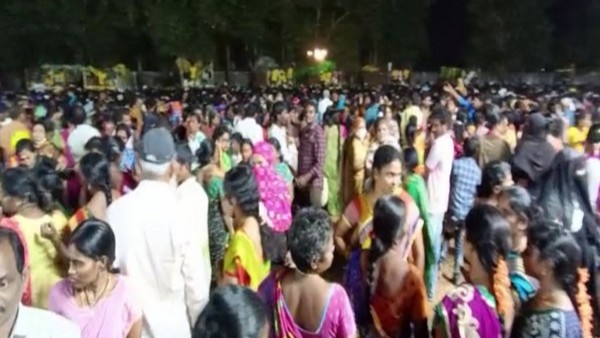 ప్రచార ఆర్భాటాల కోసం.. కానుకల పేరుతో ఎంతమందిని బలి తీసుకుంటావ్