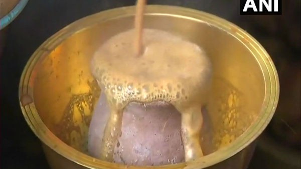 పేరుకు టీస్టాల్ ఓనర్.... లోపల ?