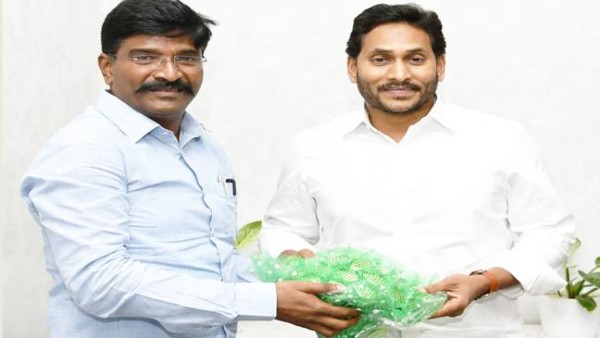 వైఎస్ జగన్ తో భేటీ..