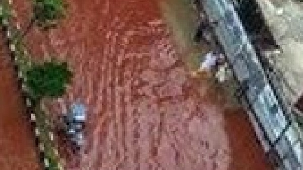 రోడ్డుపై ఉబికివస్తున్న రక్తం వంటి ద్రావణం ..కొత్త భయంలో ఎన్టీఆర్ జిల్లా వాసులు రోడ్డుపై ఉబికివస్తున్న రక్తం వంటి ద్రావణం ..కొత్త భయంలో ఎన్టీఆర్ జిల్లా వాసులు