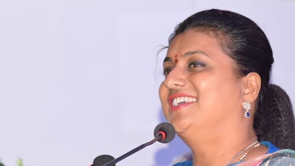 స్క్రిప్టులు రాసి ఇచ్చినా మాట్లాడలేని పరిస్దితి
