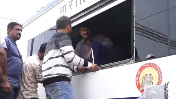Police have arrested 3 persons in the Stones pelted on Vande Bharat train in Visakhapatnam in AP Police have arrested 3 persons in the Stones pelted on Vande Bharat train in Visakhapatnam in AP