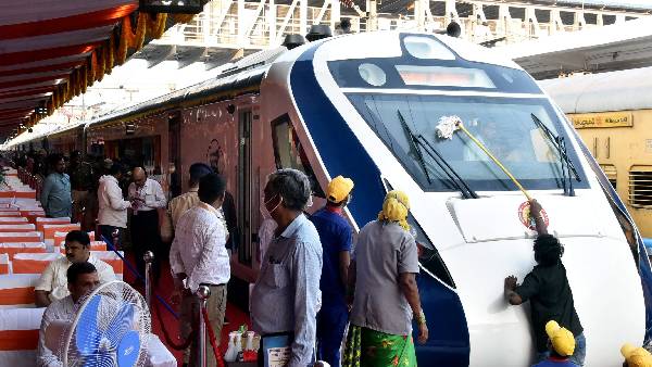 సామాన్యులకు అందుబాటులో లేని రైలు 