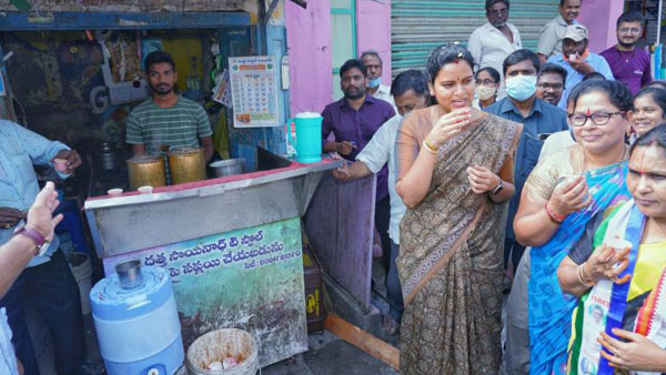 టీ స్టాల్ వద్ద..
