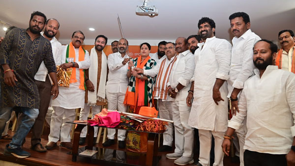 ఘర్ వాపసి.. పార్టీ వీడి వెళ్ళిన వారు రావాలన్న బండి సంజయ్