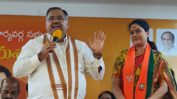 కెసీఆర్ తనను నిమ్మించి మోసం చేసిన రాక్షసుడు: విజయశాంతి