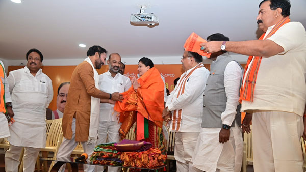 విజయశాంతి పాతికేళ్ళ రాజకీయ ప్రస్తానం.. పార్టీ ఆఫీస్ లో ఘనంగా