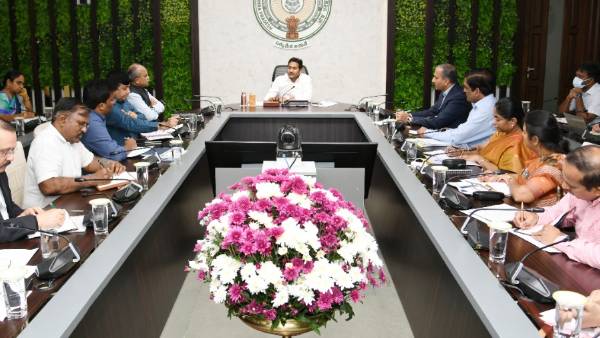 అధికారులు, ఉద్యోగులపై