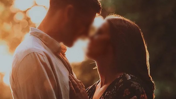 పండుగ రోజు కలుసుకున్న ప్రేమికులు