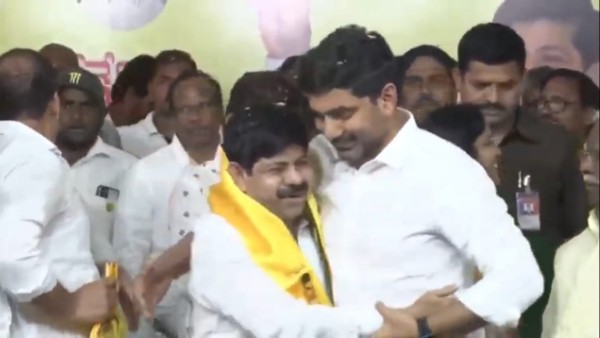 key leaders kandru srinivasa rao joins tdp and vavila sarala devi joins ysrcp today
