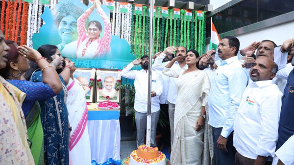  మహాత్మా గాంధీ ఫోటో పక్కన, వైయస్ రాజశేఖర్ రెడ్డి ఫోటో