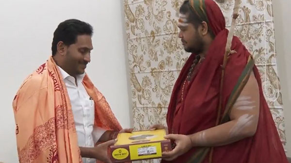 శారదాపీఠం వార్షికోత్సవంలో..