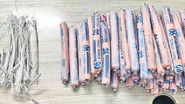 95 జిలెటిన్ స్టిక్స్, పది డిటోనేటర్లను స్వాధీనం చేసుకున్న పోలీసులు 95 జిలెటిన్ స్టిక్స్, పది డిటోనేటర్లను స్వాధీనం చేసుకున్న పోలీసులు