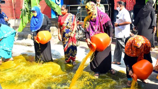 అడుగడుగునా భక్తుల నీరాజనాలు.. జయజయ ధ్వానాలు