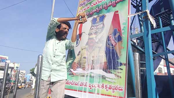 రంగనాథ్ చిత్రపటానికి పాలాభిషేకం చేసిన దివ్యాంగుడు రంగనాథ్ చిత్రపటానికి పాలాభిషేకం చేసిన దివ్యాంగుడు