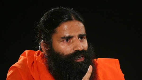 మహిళలు బట్టలు లేకున్నా బాగుంటారన్న రాందేవ్ బాబా