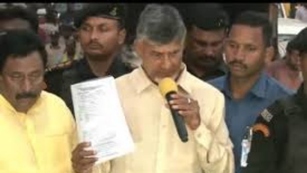 రోడ్డుపై బైఠాయింపు.. రోడ్డుపై బైఠాయింపు..